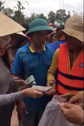 Thủy Tiên, Công Vinh phát tiền cho người dân Quảng Bình đến tối muộn Thủy Tiên, Công Vinh phát tiền cho người dân Quảng Bình đến tối muộn