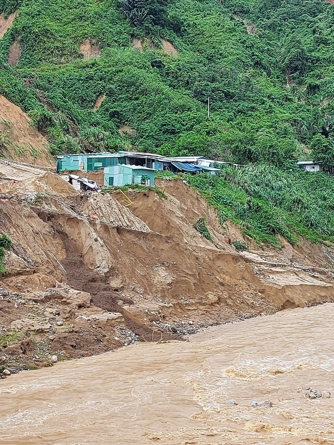 13 người bị vùi lấp ở Phước Sơn: Bí thư và Chủ tịch tỉnh Quảng Nam băng rừng đến hiện trường - 5 13 người bị vùi lấp ở Phước Sơn: Bí thư và Chủ tịch tỉnh Quảng Nam băng rừng đến hiện trường - 5