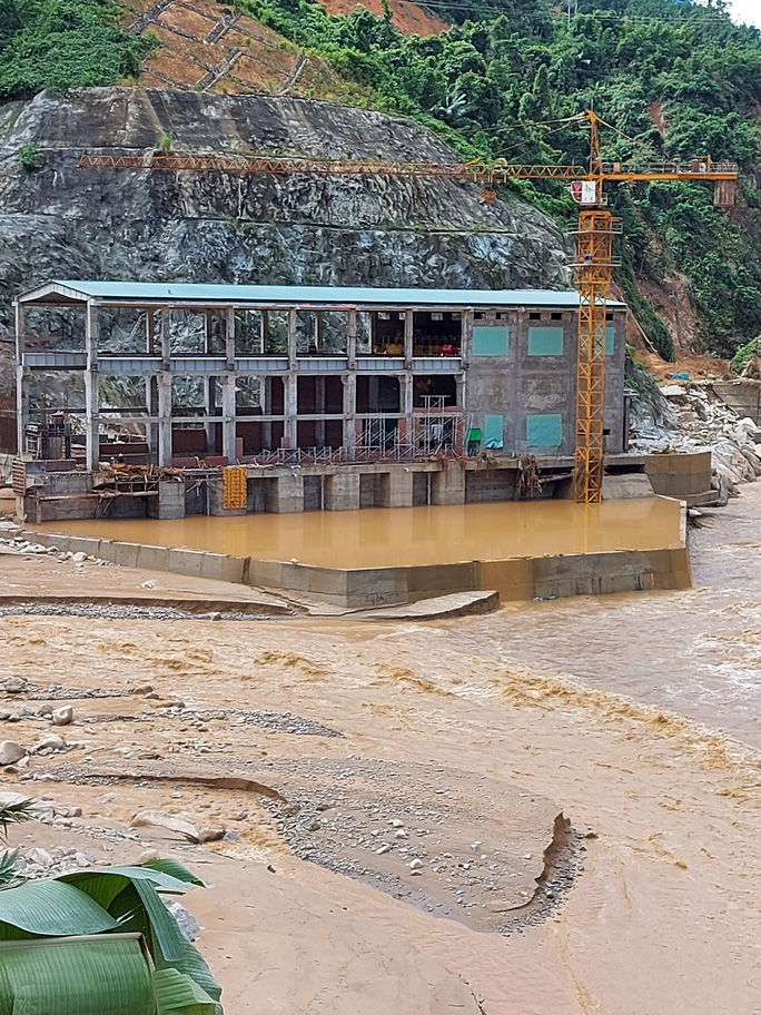 13 người bị vùi lấp ở Phước Sơn: Bí thư và Chủ tịch tỉnh Quảng Nam băng rừng đến hiện trường - 6 13 người bị vùi lấp ở Phước Sơn: Bí thư và Chủ tịch tỉnh Quảng Nam băng rừng đến hiện trường - 6