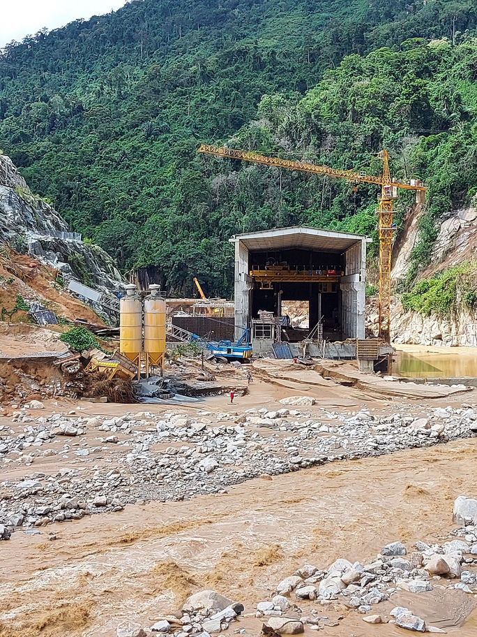 13 người bị vùi lấp ở Phước Sơn: Bí thư và Chủ tịch tỉnh Quảng Nam băng rừng đến hiện trường - 7 13 người bị vùi lấp ở Phước Sơn: Bí thư và Chủ tịch tỉnh Quảng Nam băng rừng đến hiện trường - 7