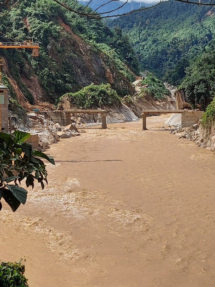 13 người bị vùi lấp ở Phước Sơn: Bí thư và Chủ tịch tỉnh Quảng Nam băng rừng đến hiện trường - 8 13 người bị vùi lấp ở Phước Sơn: Bí thư và Chủ tịch tỉnh Quảng Nam băng rừng đến hiện trường - 8
