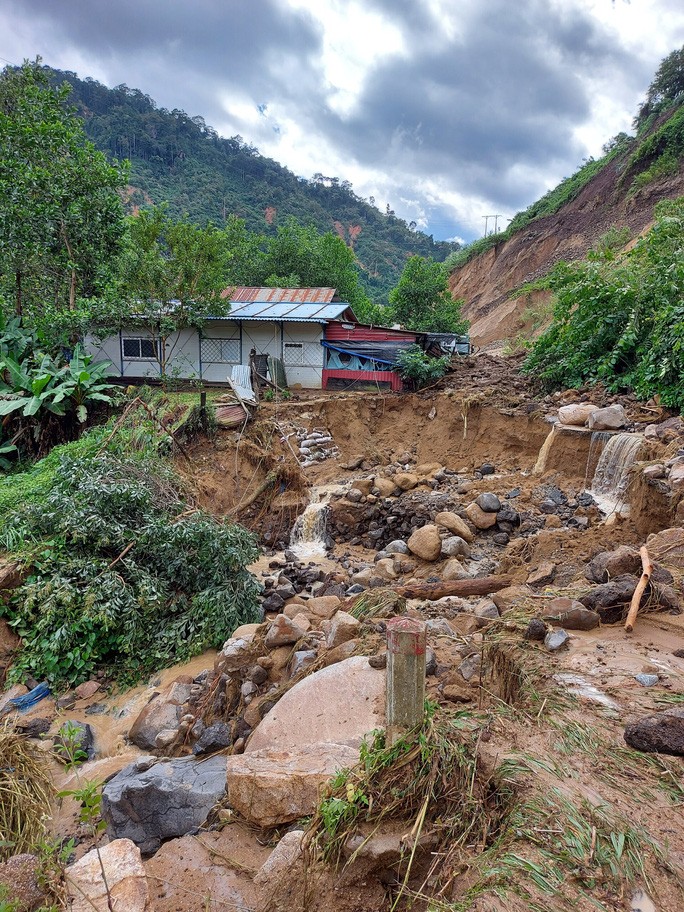13 người bị vùi lấp ở Phước Sơn: Bí thư và Chủ tịch tỉnh Quảng Nam băng rừng đến hiện trường - 9 13 người bị vùi lấp ở Phước Sơn: Bí thư và Chủ tịch tỉnh Quảng Nam băng rừng đến hiện trường - 9
