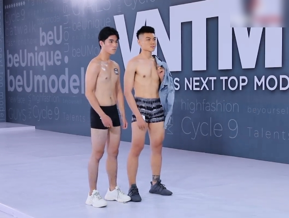 Vietnam's Next Top Model: Vạ miệng gọi Võ Hoàng Yến là... Hương Giang rồi còn cãi tay đôi, nam thí sinh bị mắng vuốt mặt không kịp Vietnam's Next Top Model: Vạ miệng gọi Võ Hoàng Yến là... Hương Giang rồi còn cãi tay đôi, nam thí sinh bị mắng vuốt mặt không kịp