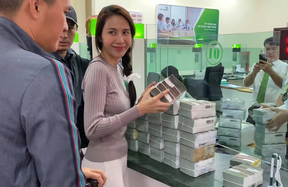 Bị cào rách tay vì người dân tới nhận hỗ trợ quá đông gây mất kiểm soát nhưng Thủy Tiên vẫn bình tĩnh nói điều này - 2 Bị cào rách tay vì người dân tới nhận hỗ trợ quá đông gây mất kiểm soát nhưng Thủy Tiên vẫn bình tĩnh nói điều này - 2