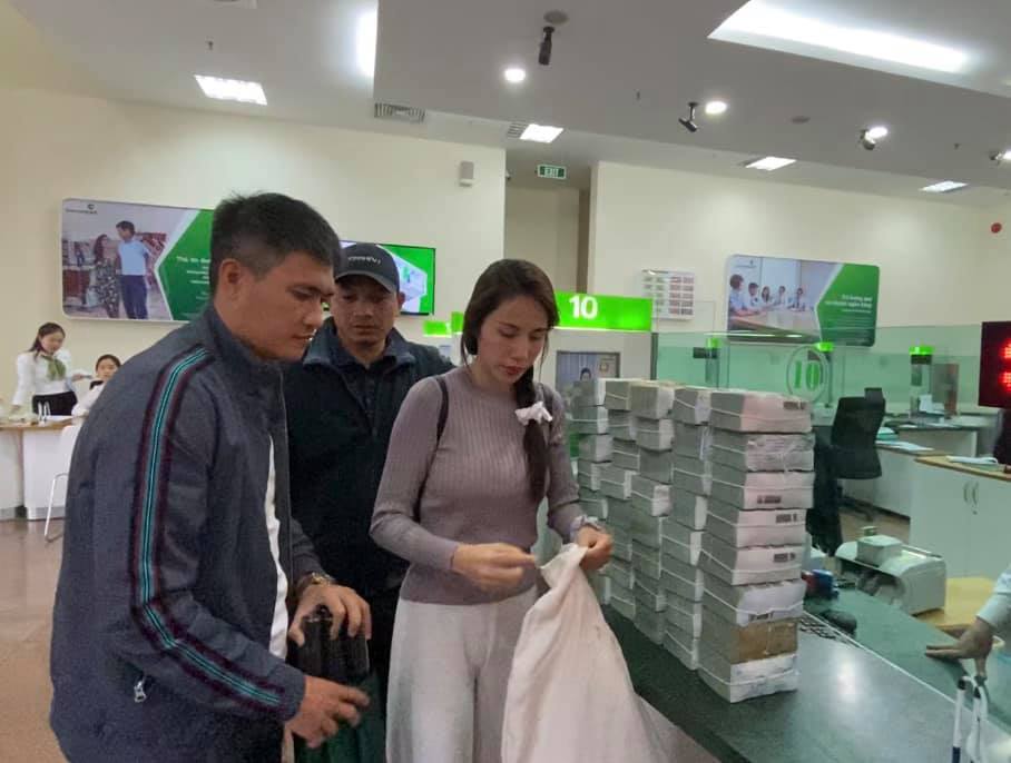 Bị cào rách tay vì người dân tới nhận hỗ trợ quá đông gây mất kiểm soát nhưng Thủy Tiên vẫn bình tĩnh nói điều này - 3 Bị cào rách tay vì người dân tới nhận hỗ trợ quá đông gây mất kiểm soát nhưng Thủy Tiên vẫn bình tĩnh nói điều này - 3