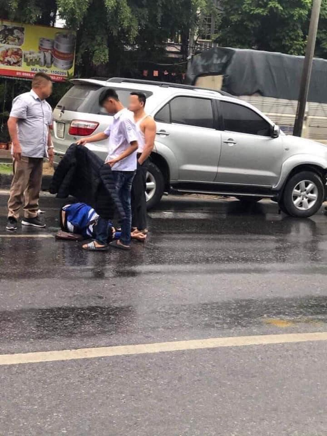 Người mẹ nhờ cộng đồng mạng tìm giúp ân nhân cứu mạng con trai, là một cậu học trò đã cởi áo khoác che cho con mình bị tai nạn nằm giữa đường - 1 Người mẹ nhờ cộng đồng mạng tìm giúp ân nhân cứu mạng con trai, là một cậu học trò đã cởi áo khoác che cho con mình bị tai nạn nằm giữa đường - 1