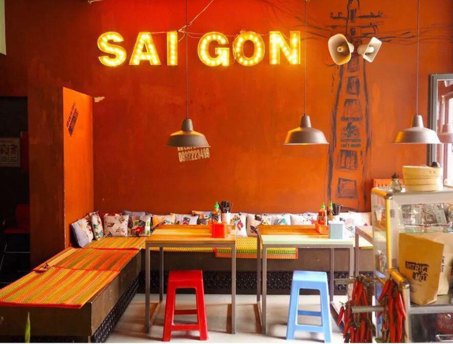 Độc đáo quán ăn vỉa hè của anh em Việt giữa lòng thủ đô Đức: Bàn inox, ghế nhựa, ống bơ mang từ Việt Nam, được tài tử Tom Cruise, Katie Holmes... ghé thăm - 5 Độc đáo quán ăn vỉa hè của anh em Việt giữa lòng thủ đô Đức: Bàn inox, ghế nhựa, ống bơ mang từ Việt Nam, được tài tử Tom Cruise, Katie Holmes... ghé thăm - 5