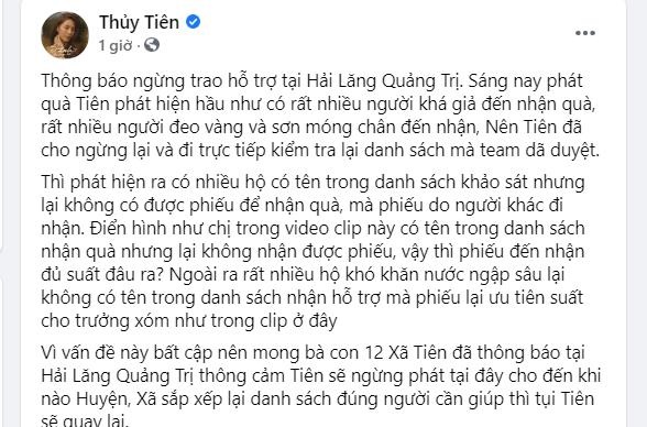 Thủy Tiên ngưng phát quà khi thấy người nhận cứu trợ đeo vàng Thủy Tiên ngưng phát quà khi thấy người nhận cứu trợ đeo vàng