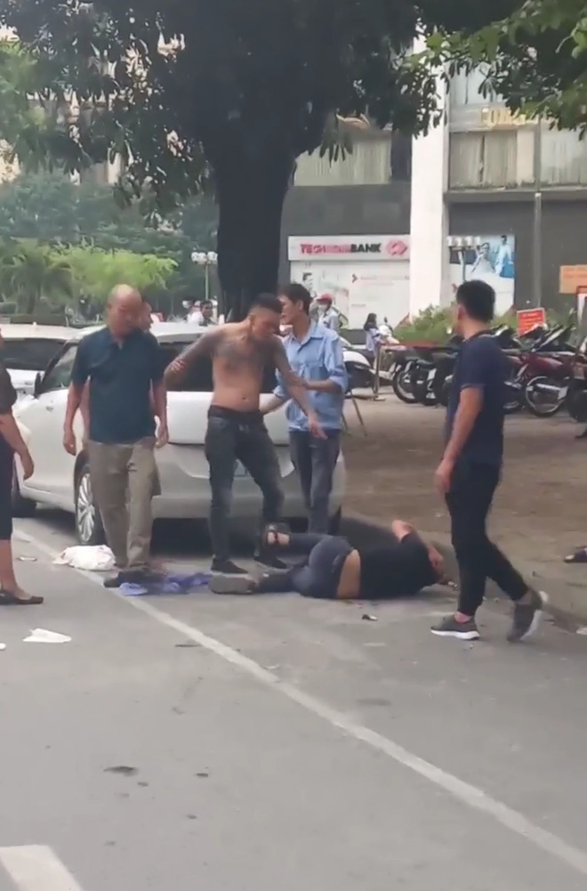 Video: Nhóm 5 người lao vào hỗn chiến trên phố Hà Nội khiến người đi đường hoảng sợ Video: Nhóm 5 người lao vào hỗn chiến trên phố Hà Nội khiến người đi đường hoảng sợ