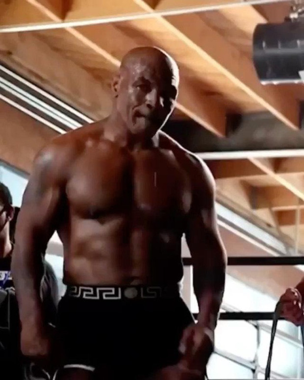 'Tay đấm thép' Mike Tyson xác nhận đã lột xác thành công, tuổi 54 mà body như thời 'em chưa 18' 'Tay đấm thép' Mike Tyson xác nhận đã lột xác thành công, tuổi 54 mà body như thời 'em chưa 18'