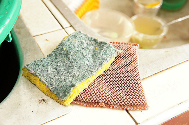 Đây là vật dụng được chứng minh bẩn hơn cả bồn cầu, các bà nội trợ cần vệ sinh đúng cách kẻo 'rước bệnh' cho gia đình lúc nào không hay Đây là vật dụng được chứng minh bẩn hơn cả bồn cầu, các bà nội trợ cần vệ sinh đúng cách kẻo 'rước bệnh' cho gia đình lúc nào không hay