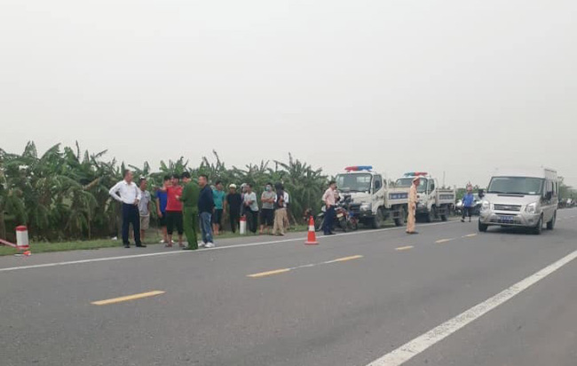 Ninh Bình: Kinh hoàng vụ tai nạn giao thông khiến 3 người thương vong, trong đó có 1 người văng xuống lòng sông cùng chiếc xe máy - 2 Ninh Bình: Kinh hoàng vụ tai nạn giao thông khiến 3 người thương vong, trong đó có 1 người văng xuống lòng sông cùng chiếc xe máy - 2