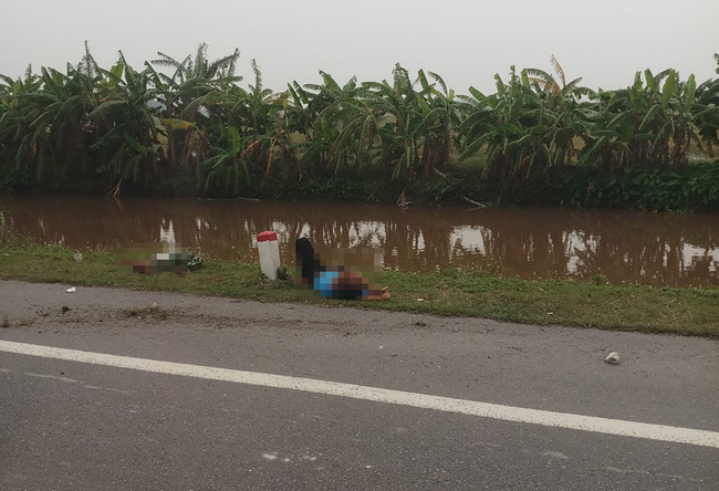 Ninh Bình: Kinh hoàng vụ tai nạn giao thông khiến 3 người thương vong, trong đó có 1 người văng xuống lòng sông cùng chiếc xe máy - 1 Ninh Bình: Kinh hoàng vụ tai nạn giao thông khiến 3 người thương vong, trong đó có 1 người văng xuống lòng sông cùng chiếc xe máy - 1