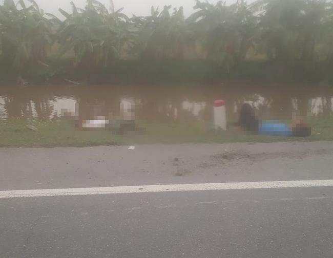 Ninh Bình: Kinh hoàng vụ tai nạn giao thông khiến 3 người thương vong, trong đó có 1 người văng xuống lòng sông cùng chiếc xe máy Ninh Bình: Kinh hoàng vụ tai nạn giao thông khiến 3 người thương vong, trong đó có 1 người văng xuống lòng sông cùng chiếc xe máy