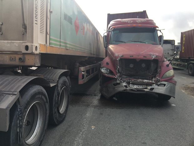 Xe container bất ngờ tông thẳng vào hàng loạt phương tiện đang dừng đèn đỏ, nhiều người hoảng sợ, la hét kêu cứu