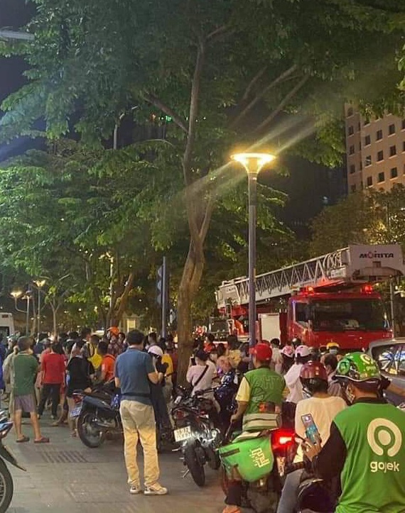 Người phụ nữ rơi từ tầng 3 chung cư phố đi bộ Nguyễn Huệ