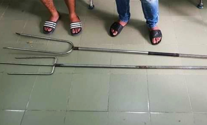 Người đàn ông bị truy sát bằng cây ba chỉa và mã tấu - 1 Người đàn ông bị truy sát bằng cây ba chỉa và mã tấu - 1