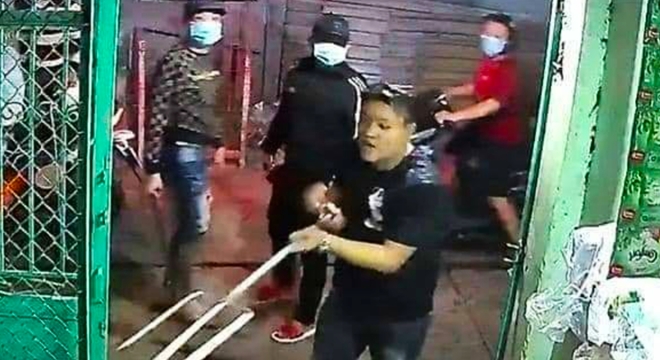 Người đàn ông bị truy sát bằng cây ba chỉa và mã tấu - 3 Người đàn ông bị truy sát bằng cây ba chỉa và mã tấu - 3