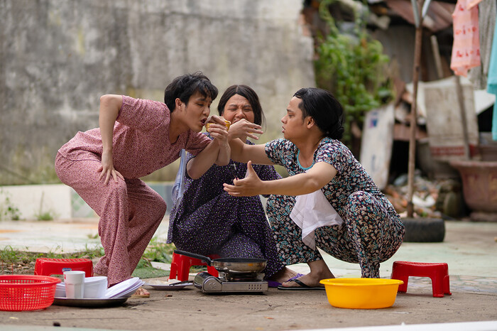 'Tắt tiếng' của Huỳnh Lập - Duy Khánh- Lê Nhân 'cà khịa' CĐM: Từ chuyện Đông Nhi đi đẻ đến cứu trợ mùa lũ - 3 'Tắt tiếng' của Huỳnh Lập - Duy Khánh- Lê Nhân 'cà khịa' CĐM: Từ chuyện Đông Nhi đi đẻ đến cứu trợ mùa lũ - 3