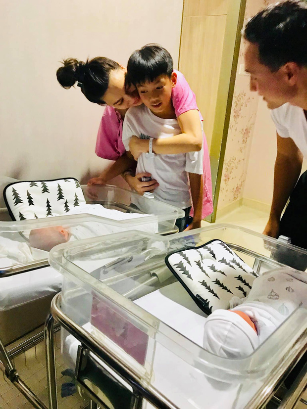 Hà Hồ chính thức xuất viện sau 4 ngày hạ sinh cặp thiên thần nhỏ, tiết lộ giấc mơ có nhiều con đã trở thành hiện thực - 3 Hà Hồ chính thức xuất viện sau 4 ngày hạ sinh cặp thiên thần nhỏ, tiết lộ giấc mơ có nhiều con đã trở thành hiện thực - 3