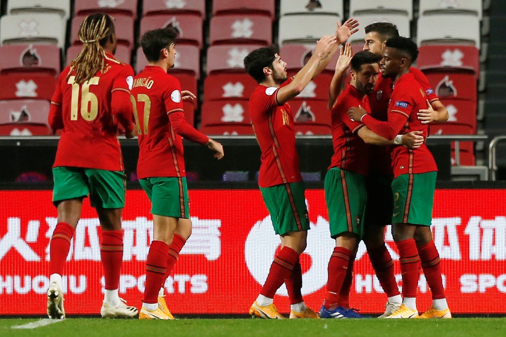 Ronaldo ghi bàn trong chiến thắng 7-0 của Bồ Đào Nha - 2