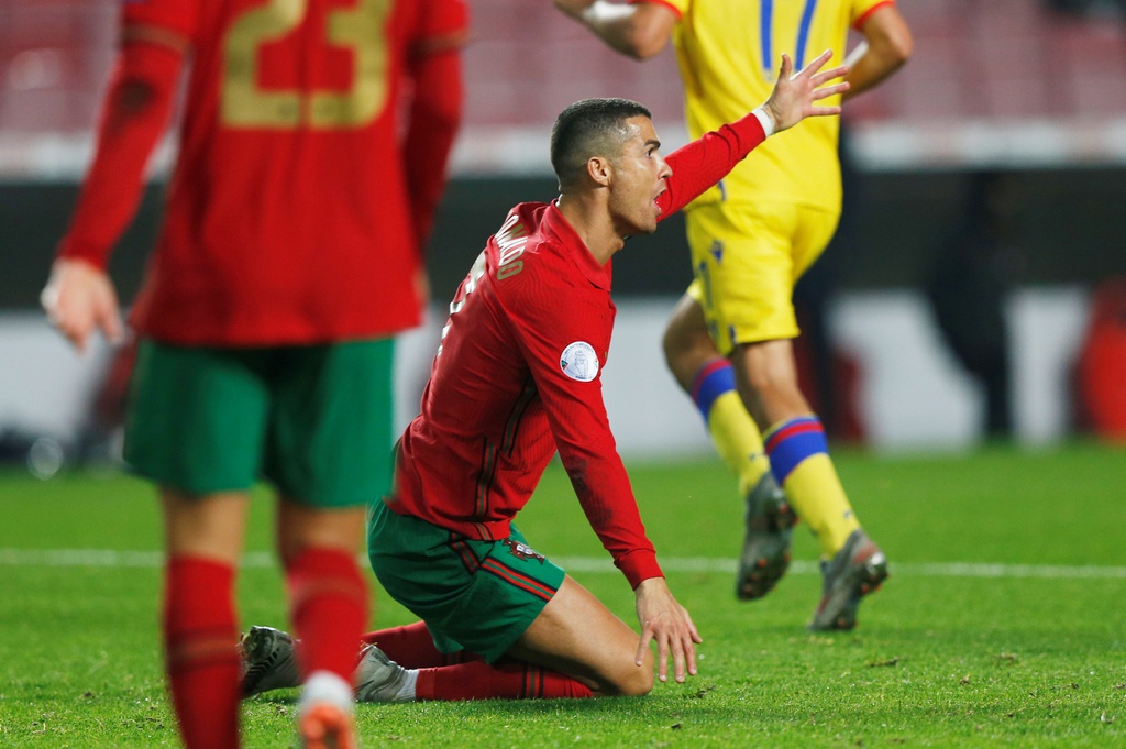 Ronaldo ghi bàn trong chiến thắng 7-0 của Bồ Đào Nha - 4