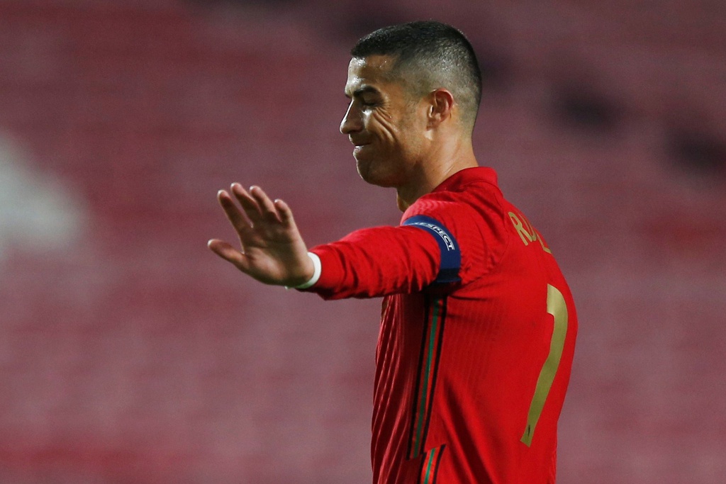 Ronaldo ghi bàn trong chiến thắng 7-0 của Bồ Đào Nha - 5