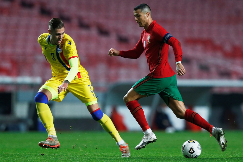 Ronaldo ghi bàn trong chiến thắng 7-0 của Bồ Đào Nha - 6