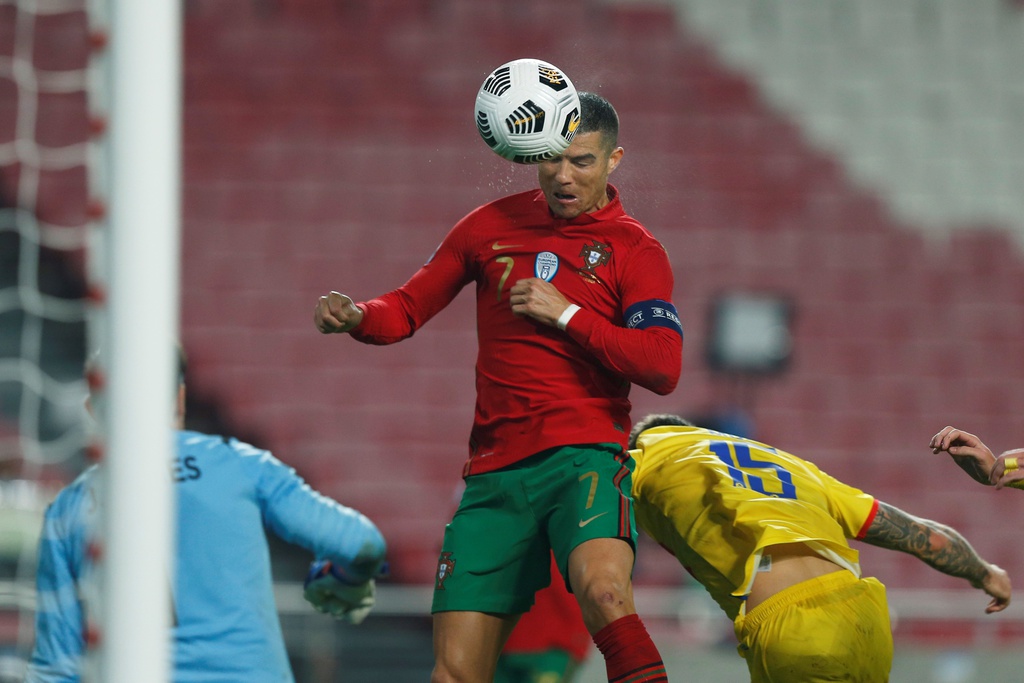 Ronaldo ghi bàn trong chiến thắng 7-0 của Bồ Đào Nha - 7