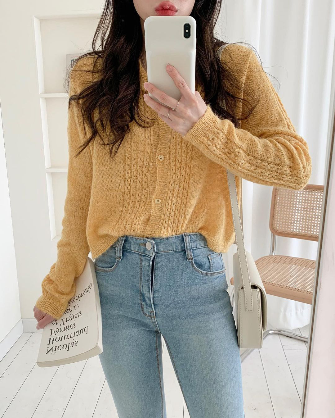 Mùa lạnh không mặc trắng - đen - be thì mặc gì? 10 gợi ý mix đồ màu mè giúp style bớt chán để các nàng F5 phong cách ngay - 3 Mùa lạnh không mặc trắng - đen - be thì mặc gì? 10 gợi ý mix đồ màu mè giúp style bớt chán để các nàng F5 phong cách ngay - 3