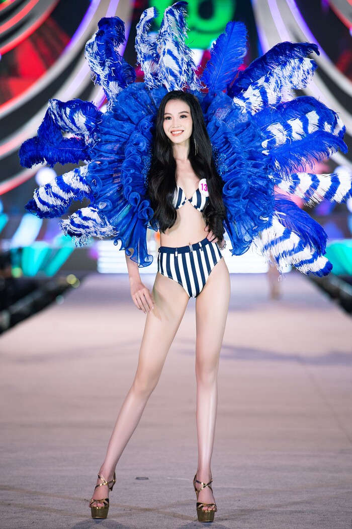 Clip: 'Bỏng mắt' ngắm top 35 HHVN 2020 trình diễn bikini như Victoria’s Secret, Tiểu Vy cùng loạt thí sinh khoe ngực 'khủng' - 23 Clip: 'Bỏng mắt' ngắm top 35 HHVN 2020 trình diễn bikini như Victoria’s Secret, Tiểu Vy cùng loạt thí sinh khoe ngực 'khủng' - 23