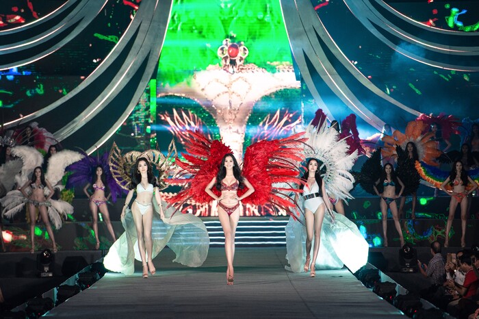 Clip: 'Bỏng mắt' ngắm top 35 HHVN 2020 trình diễn bikini như Victoria’s Secret, Tiểu Vy cùng loạt thí sinh khoe ngực 'khủng' Clip: 'Bỏng mắt' ngắm top 35 HHVN 2020 trình diễn bikini như Victoria’s Secret, Tiểu Vy cùng loạt thí sinh khoe ngực 'khủng'