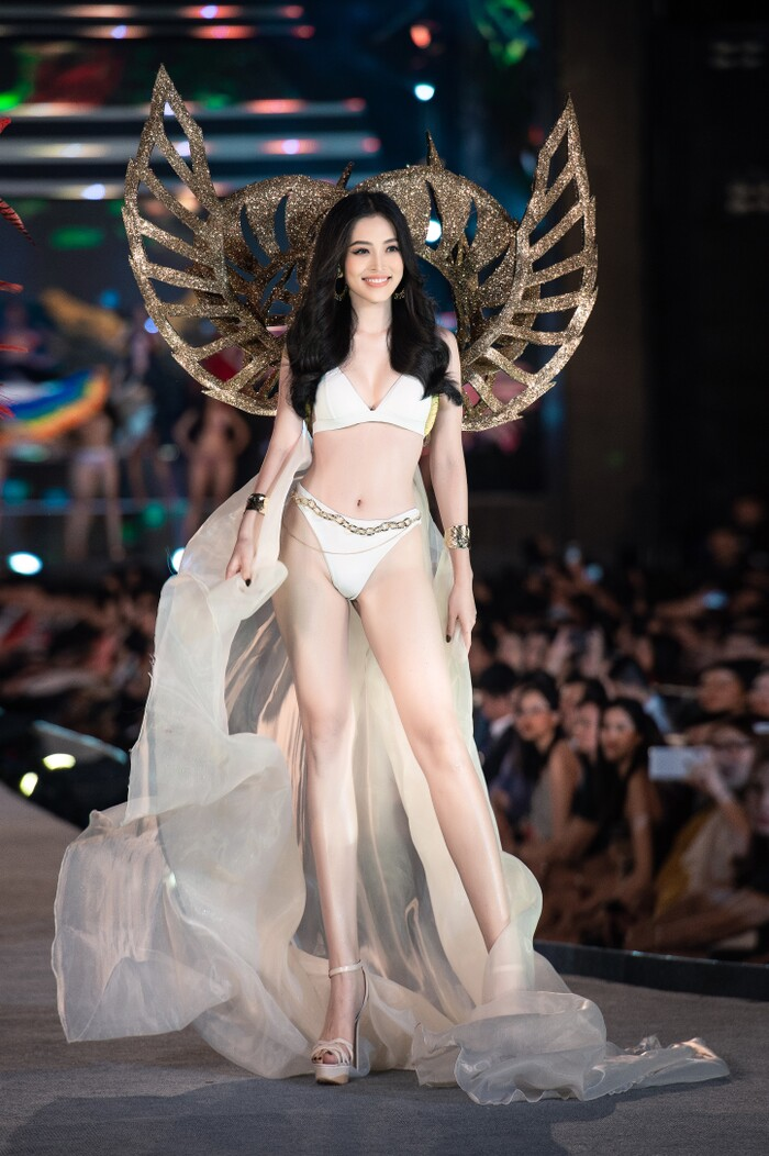 Clip: 'Bỏng mắt' ngắm top 35 HHVN 2020 trình diễn bikini như Victoria’s Secret, Tiểu Vy cùng loạt thí sinh khoe ngực 'khủng' - 4 Clip: 'Bỏng mắt' ngắm top 35 HHVN 2020 trình diễn bikini như Victoria’s Secret, Tiểu Vy cùng loạt thí sinh khoe ngực 'khủng' - 4