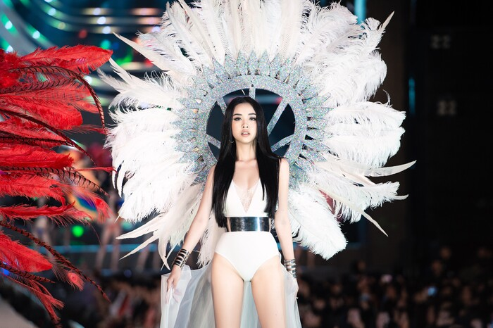 Clip: 'Bỏng mắt' ngắm top 35 HHVN 2020 trình diễn bikini như Victoria’s Secret, Tiểu Vy cùng loạt thí sinh khoe ngực 'khủng' - 5 Clip: 'Bỏng mắt' ngắm top 35 HHVN 2020 trình diễn bikini như Victoria’s Secret, Tiểu Vy cùng loạt thí sinh khoe ngực 'khủng' - 5