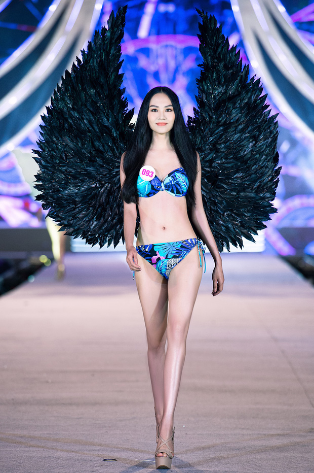 Clip: 'Bỏng mắt' ngắm top 35 HHVN 2020 trình diễn bikini như Victoria’s Secret, Tiểu Vy cùng loạt thí sinh khoe ngực 'khủng' - 15 Clip: 'Bỏng mắt' ngắm top 35 HHVN 2020 trình diễn bikini như Victoria’s Secret, Tiểu Vy cùng loạt thí sinh khoe ngực 'khủng' - 15