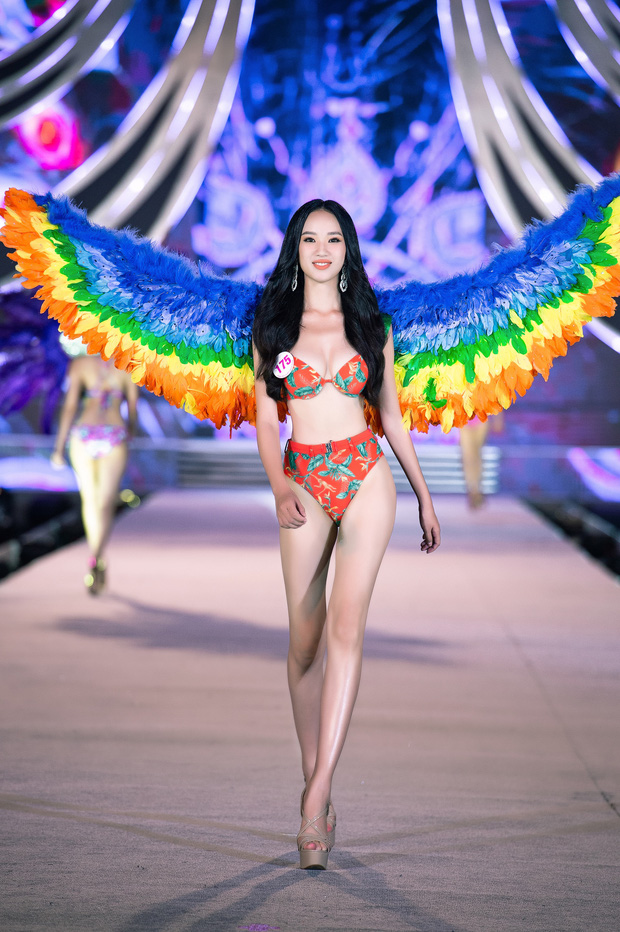 Clip: 'Bỏng mắt' ngắm top 35 HHVN 2020 trình diễn bikini như Victoria’s Secret, Tiểu Vy cùng loạt thí sinh khoe ngực 'khủng' - 14 Clip: 'Bỏng mắt' ngắm top 35 HHVN 2020 trình diễn bikini như Victoria’s Secret, Tiểu Vy cùng loạt thí sinh khoe ngực 'khủng' - 14