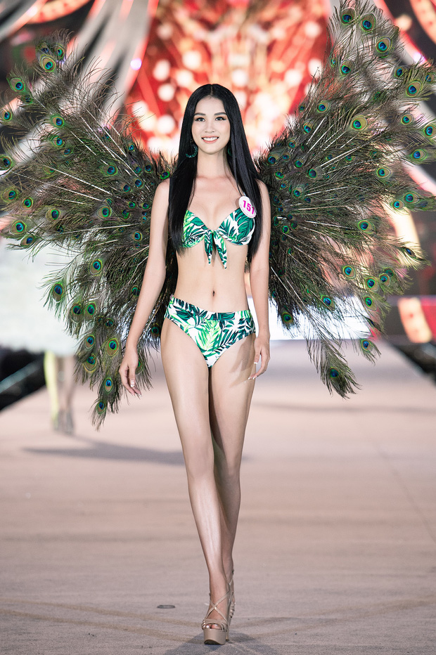Clip: 'Bỏng mắt' ngắm top 35 HHVN 2020 trình diễn bikini như Victoria’s Secret, Tiểu Vy cùng loạt thí sinh khoe ngực 'khủng' - 8 Clip: 'Bỏng mắt' ngắm top 35 HHVN 2020 trình diễn bikini như Victoria’s Secret, Tiểu Vy cùng loạt thí sinh khoe ngực 'khủng' - 8