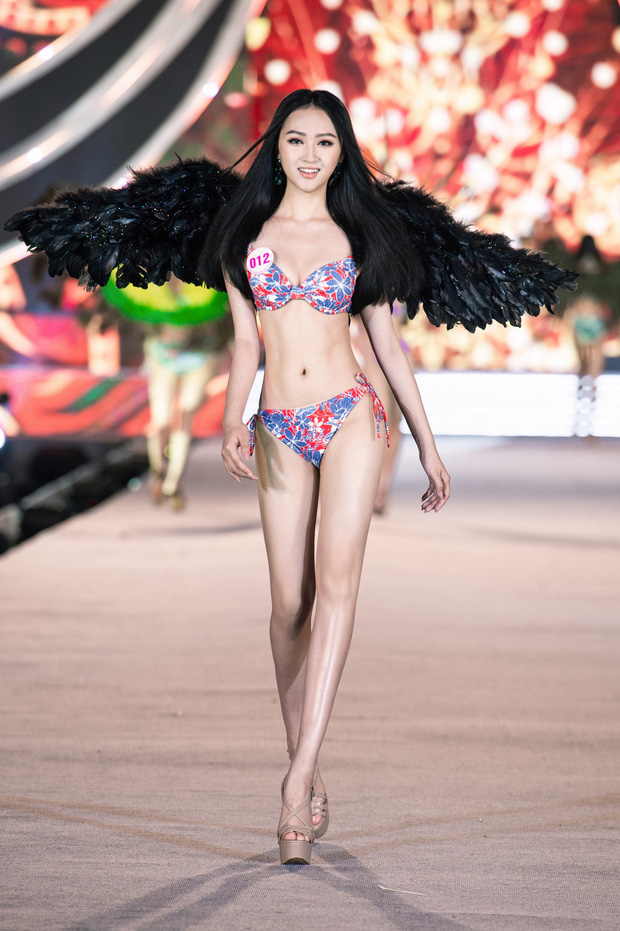 Clip: 'Bỏng mắt' ngắm top 35 HHVN 2020 trình diễn bikini như Victoria’s Secret, Tiểu Vy cùng loạt thí sinh khoe ngực 'khủng' - 13 Clip: 'Bỏng mắt' ngắm top 35 HHVN 2020 trình diễn bikini như Victoria’s Secret, Tiểu Vy cùng loạt thí sinh khoe ngực 'khủng' - 13