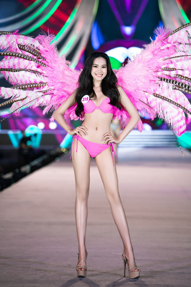 Clip: 'Bỏng mắt' ngắm top 35 HHVN 2020 trình diễn bikini như Victoria’s Secret, Tiểu Vy cùng loạt thí sinh khoe ngực 'khủng' - 9 Clip: 'Bỏng mắt' ngắm top 35 HHVN 2020 trình diễn bikini như Victoria’s Secret, Tiểu Vy cùng loạt thí sinh khoe ngực 'khủng' - 9