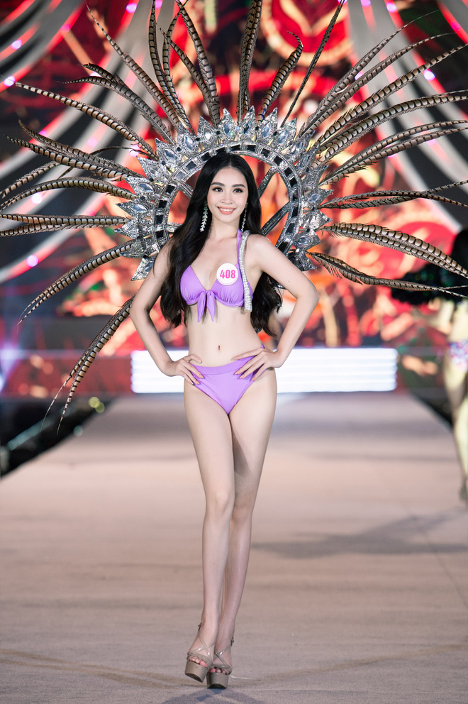 Clip: 'Bỏng mắt' ngắm top 35 HHVN 2020 trình diễn bikini như Victoria’s Secret, Tiểu Vy cùng loạt thí sinh khoe ngực 'khủng' - 19 Clip: 'Bỏng mắt' ngắm top 35 HHVN 2020 trình diễn bikini như Victoria’s Secret, Tiểu Vy cùng loạt thí sinh khoe ngực 'khủng' - 19