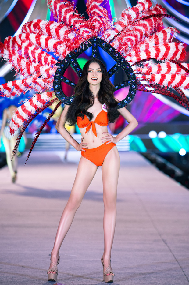 Clip: 'Bỏng mắt' ngắm top 35 HHVN 2020 trình diễn bikini như Victoria’s Secret, Tiểu Vy cùng loạt thí sinh khoe ngực 'khủng' - 10 Clip: 'Bỏng mắt' ngắm top 35 HHVN 2020 trình diễn bikini như Victoria’s Secret, Tiểu Vy cùng loạt thí sinh khoe ngực 'khủng' - 10