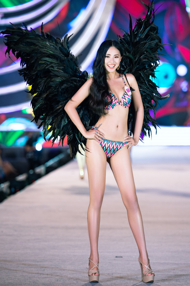 Clip: 'Bỏng mắt' ngắm top 35 HHVN 2020 trình diễn bikini như Victoria’s Secret, Tiểu Vy cùng loạt thí sinh khoe ngực 'khủng' - 11 Clip: 'Bỏng mắt' ngắm top 35 HHVN 2020 trình diễn bikini như Victoria’s Secret, Tiểu Vy cùng loạt thí sinh khoe ngực 'khủng' - 11