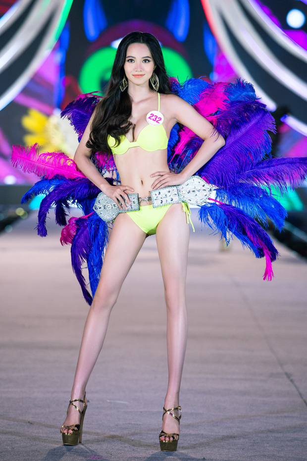 Clip: 'Bỏng mắt' ngắm top 35 HHVN 2020 trình diễn bikini như Victoria’s Secret, Tiểu Vy cùng loạt thí sinh khoe ngực 'khủng' - 12 Clip: 'Bỏng mắt' ngắm top 35 HHVN 2020 trình diễn bikini như Victoria’s Secret, Tiểu Vy cùng loạt thí sinh khoe ngực 'khủng' - 12
