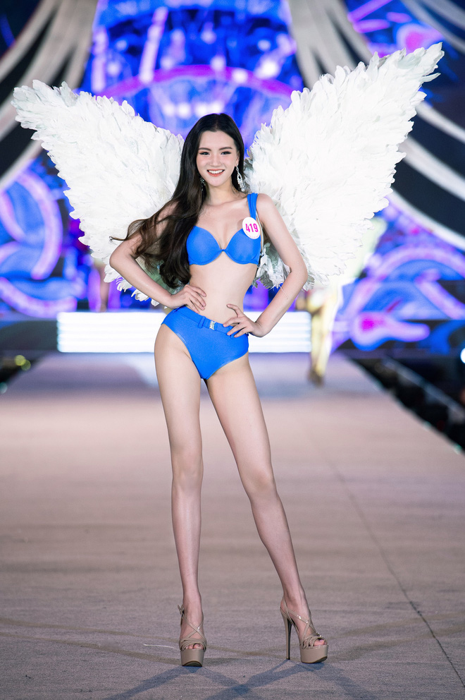 Clip: 'Bỏng mắt' ngắm top 35 HHVN 2020 trình diễn bikini như Victoria’s Secret, Tiểu Vy cùng loạt thí sinh khoe ngực 'khủng' - 16 Clip: 'Bỏng mắt' ngắm top 35 HHVN 2020 trình diễn bikini như Victoria’s Secret, Tiểu Vy cùng loạt thí sinh khoe ngực 'khủng' - 16