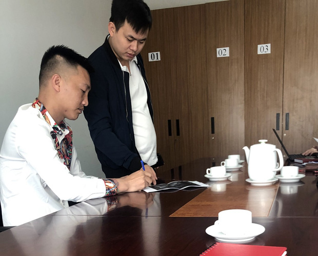 Huấn 'Hoa Hồng' bị xử phạt 7,5 triệu đồng vì phát tán thông tin giả mạo Đài Truyền hình Việt Nam Huấn 'Hoa Hồng' bị xử phạt 7,5 triệu đồng vì phát tán thông tin giả mạo Đài Truyền hình Việt Nam