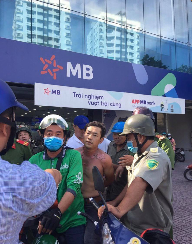 Kẻ tẩm xăng doạ đốt, cướp tiền chi nhánh ngân hàng TPBank ở Sài Gòn là ai? - 1 Kẻ tẩm xăng doạ đốt, cướp tiền chi nhánh ngân hàng TPBank ở Sài Gòn là ai? - 1