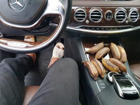 MC Quyền Linh thường xuyên đi dép tổ ong lái xe Mercedes bạc tỷ - 1