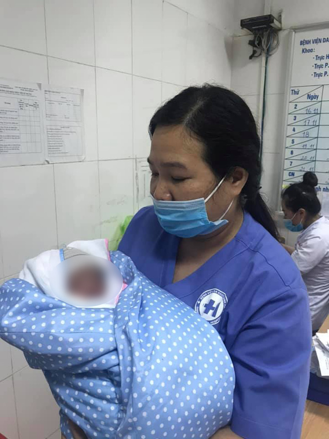 Cứu sống bé trai sơ sinh bị bỏ rơi trong tình trạng nguy kịch - 1 Cứu sống bé trai sơ sinh bị bỏ rơi trong tình trạng nguy kịch - 1