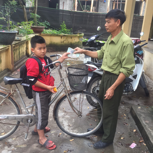 Hà Nội: Bé trai lớp 4 nhặt được 3 triệu đồng liền đạp xe đến giao cho công an rồi mới chịu tới trường Hà Nội: Bé trai lớp 4 nhặt được 3 triệu đồng liền đạp xe đến giao cho công an rồi mới chịu tới trường