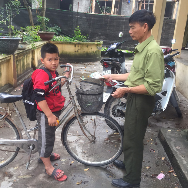 Hà Nội: Bé trai lớp 4 nhặt được 3 triệu đồng liền đạp xe đến giao cho công an rồi mới chịu tới trường - 1 Hà Nội: Bé trai lớp 4 nhặt được 3 triệu đồng liền đạp xe đến giao cho công an rồi mới chịu tới trường - 1